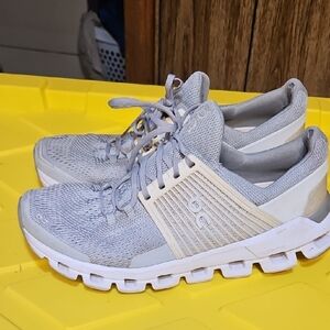 On Cloud Women's Light Gray Running Sneakers
